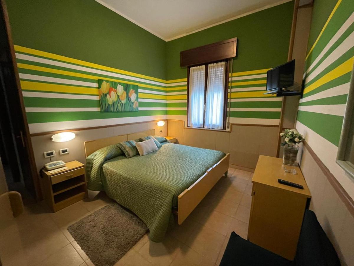 Hotel Azzurra Салсомаджоре Терме Екстериор снимка